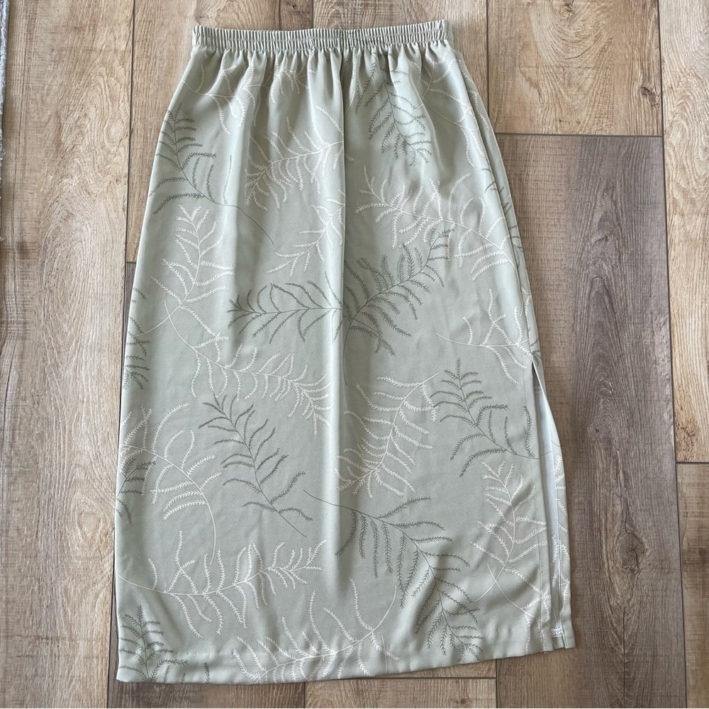 Vintage floral print midi skirt with elastic waistband